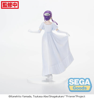 Figurine fern robe blanche