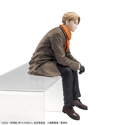 Figurine Loid Forger assis echarpe orange